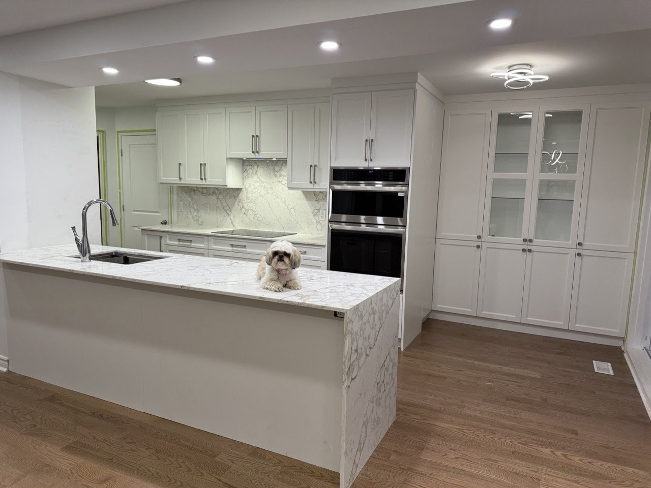 Armoires de cuisine sur mesure après installation dans une résidence de Montréal par Limakdéco