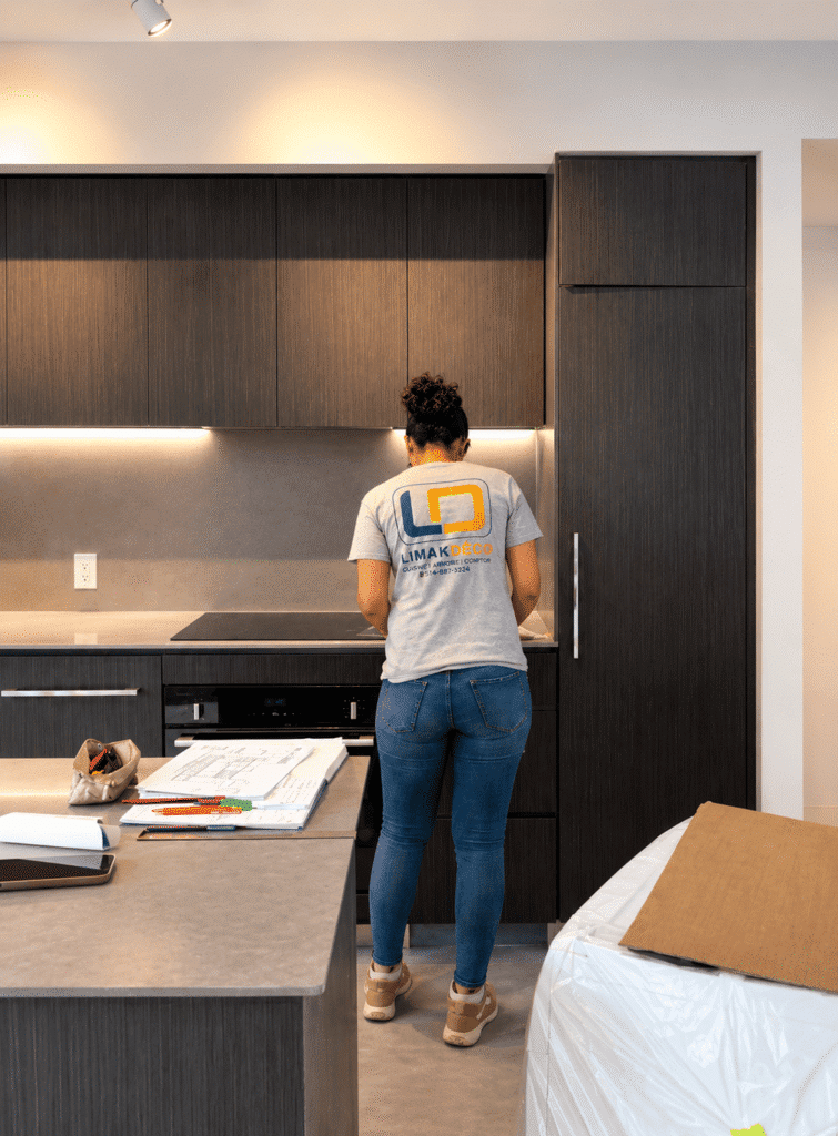 Conceptrice de Limakdéco installant une cuisine sur mesure à Montréal