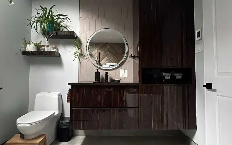 Vanité de salle de bain suspendue en bois foncé avec miroir rond et colonne de rangement pleine hauteur, par Limakdéco