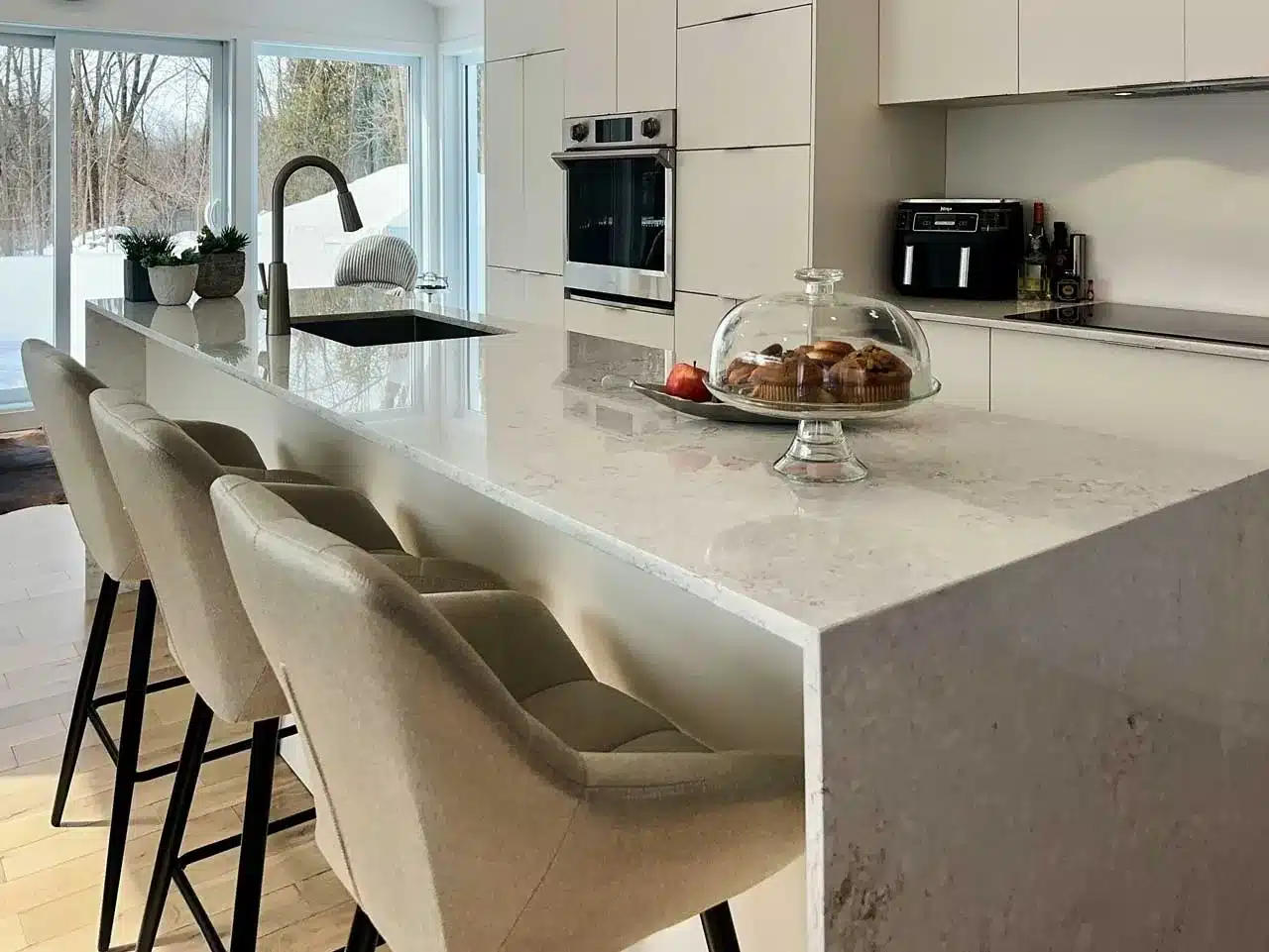 Retombée en quartz Radianz Alluring sur l’îlot de la cuisine Limakdéco à Laval