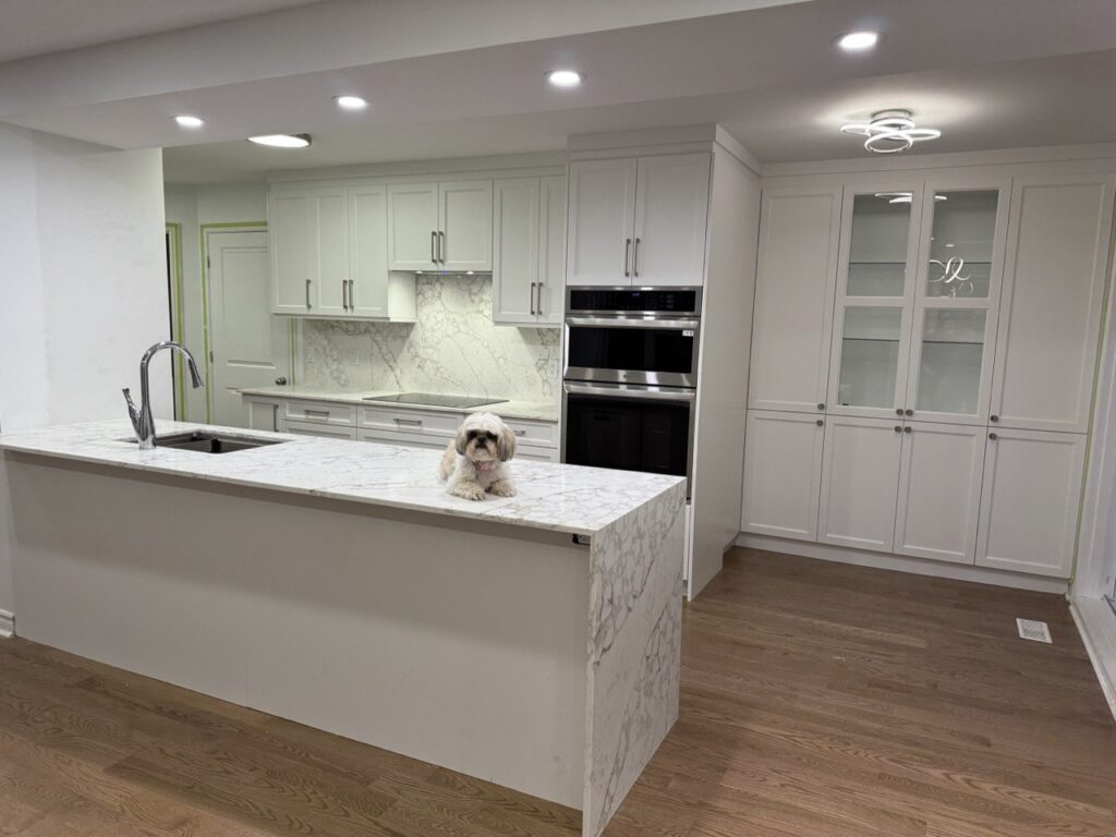 Custom kitchen cabinets after installation in a Montréal home by Limakdéco