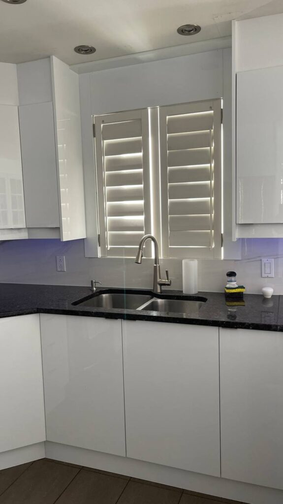Kitchen cabinets after refacing in a Montréal home by Limakdéco