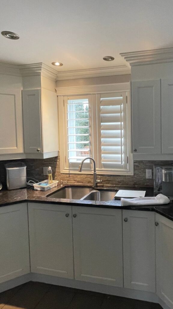 Kitchen cabinets before refacing in a Montréal home