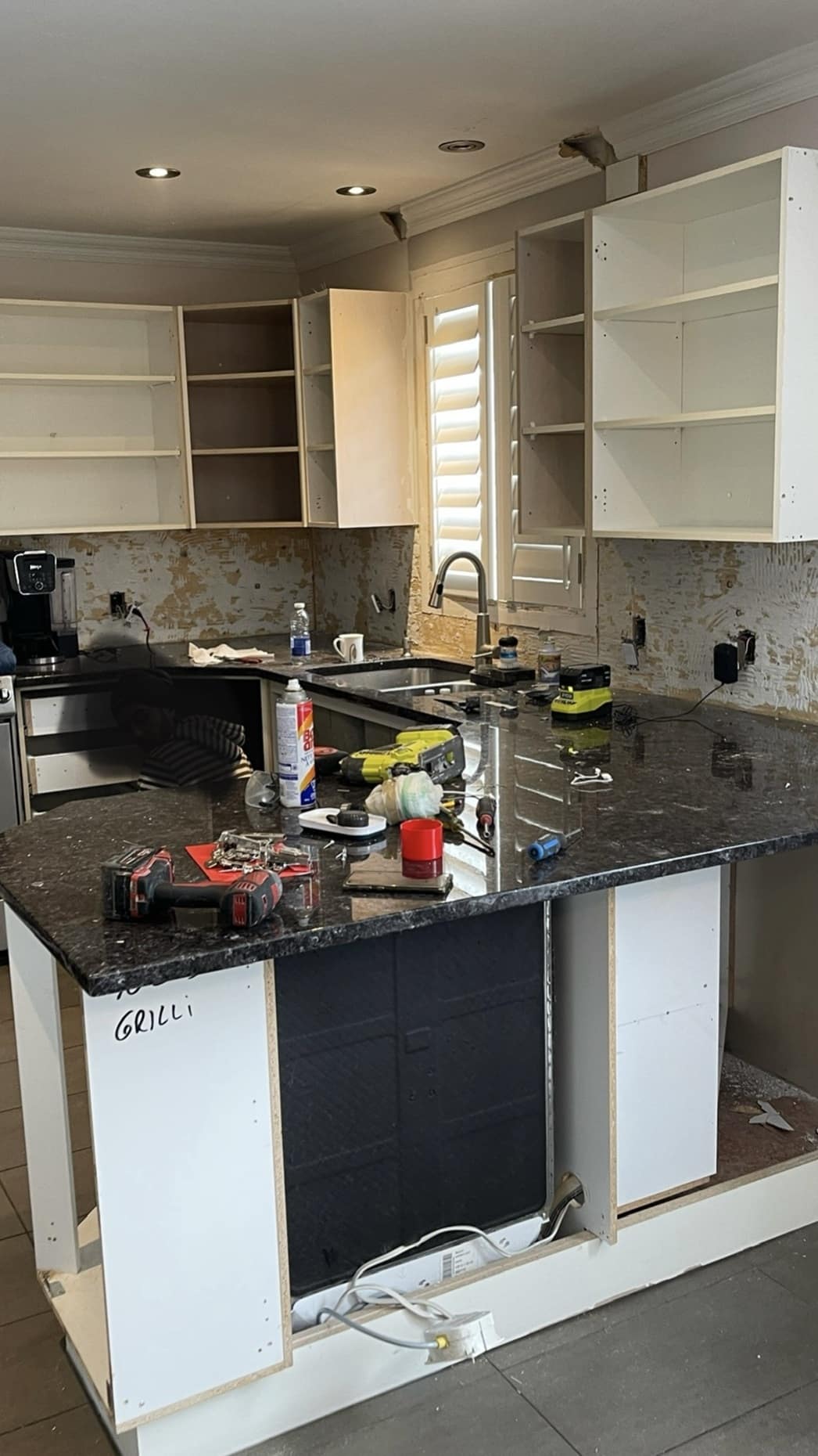 Kitchen cabinet refacing in progress with doors removed in Montréal