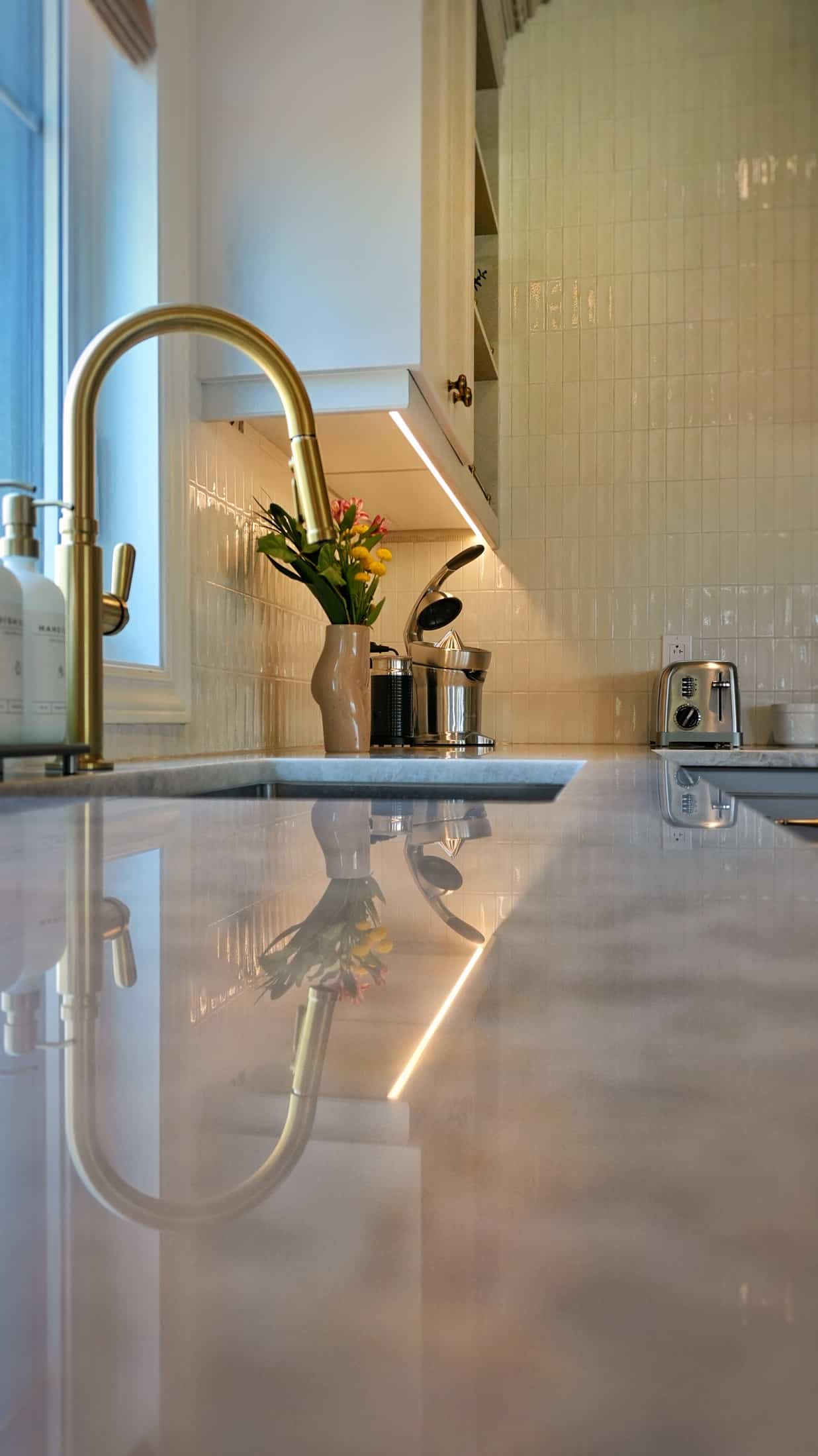 Quartz kitchen countertop installed in a Montréal kitchen by Limakdéco
