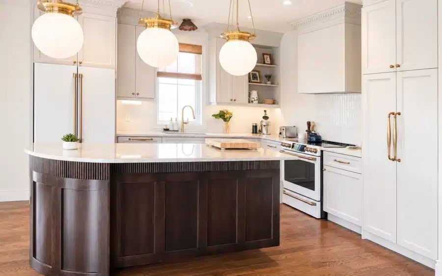 Curved maple island in Limakdéco’s classic Terrebonne kitchen