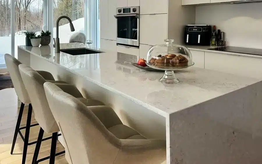 Radianz Alluring quartz waterfall end on the island in Limakdéco’s Laval kitchen