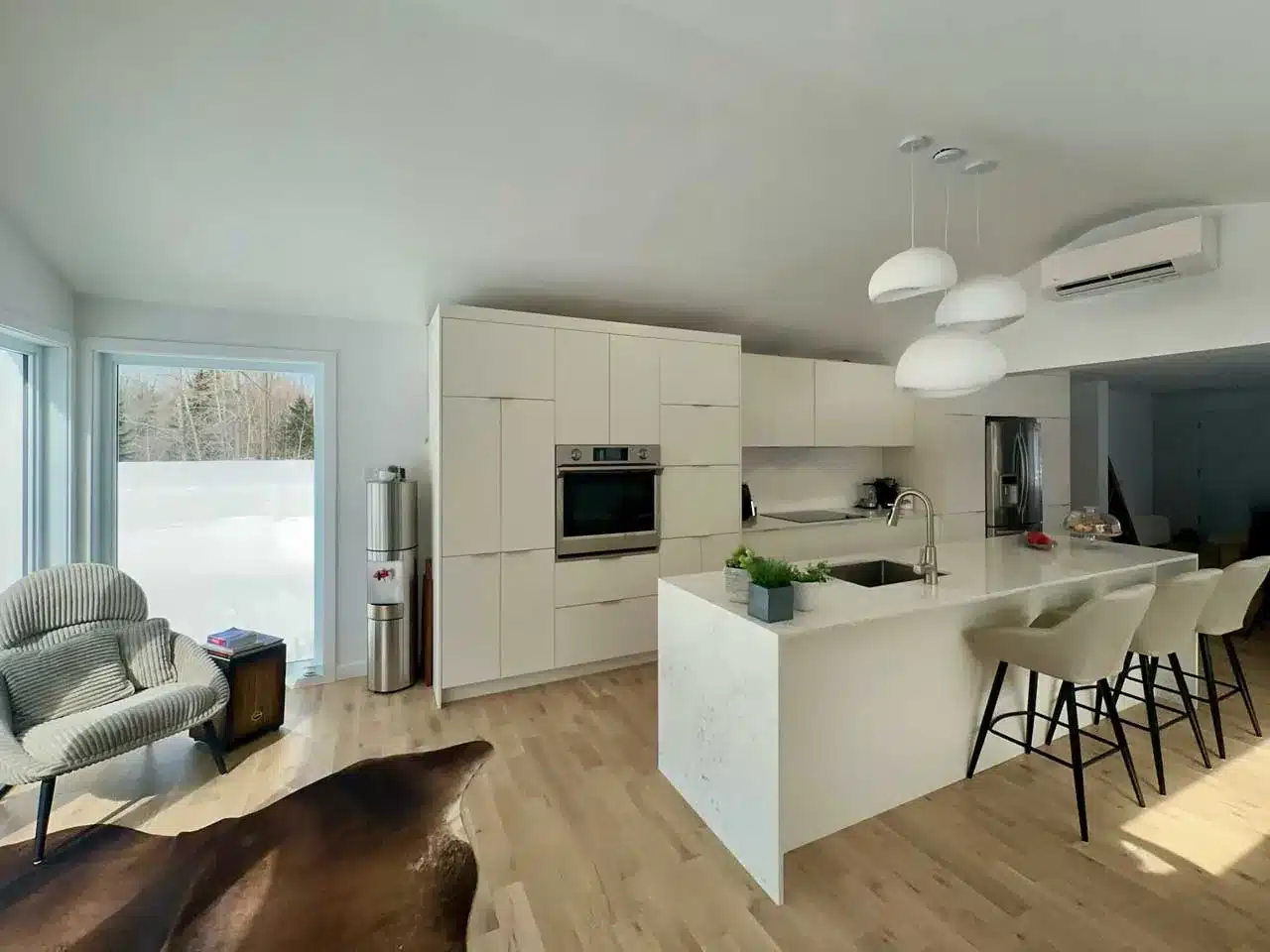 Second waterfall end of the quartz island in Limakdéco’s Laval kitchen